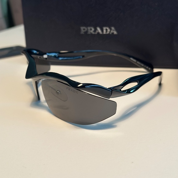 Prada sunglasses - Picture 6 of 10